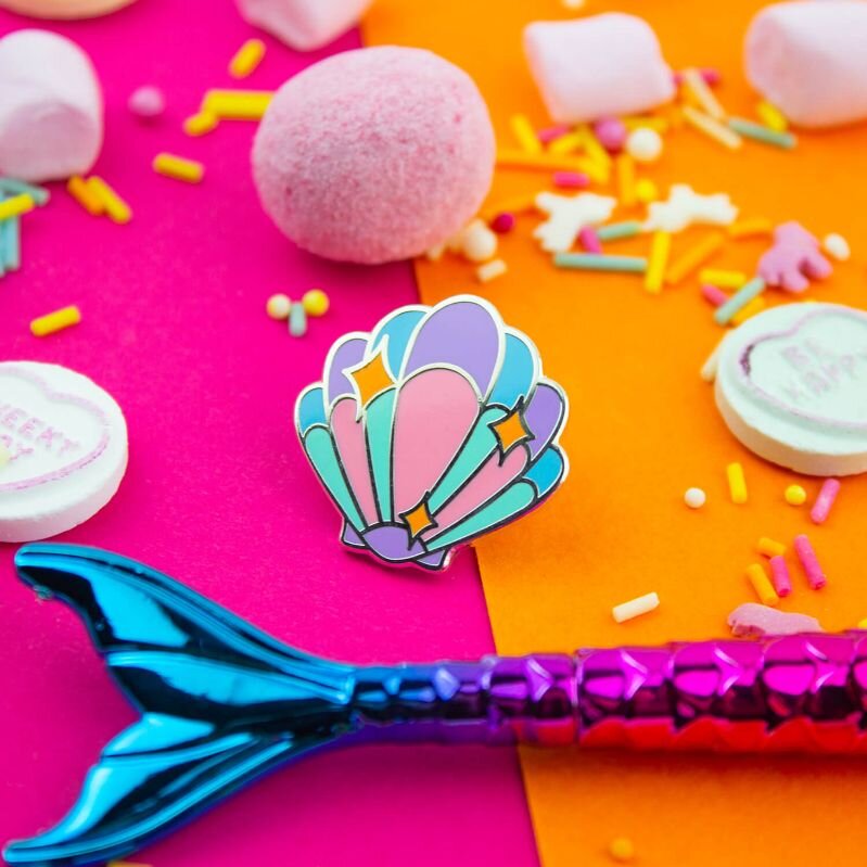 Sprinkle Club - Colourful shell enamel pin with silver details